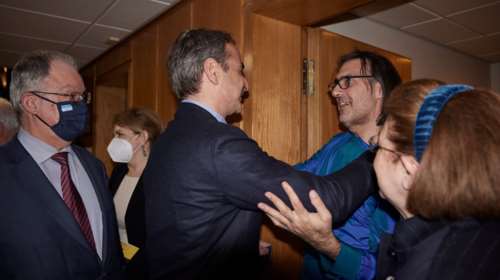 Στα καμαρίνια μετά τη συναυλία στο Μέγαρο Μουσικής ο Μητσοτάκης - Συνεχάρη τον Λεωνίδα Καβάκο [εικόνες]