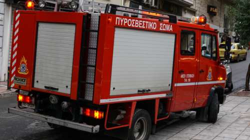 Πυρκαγιά σε μάντρα αυτοκινήτων στον Ασπρόπυργο