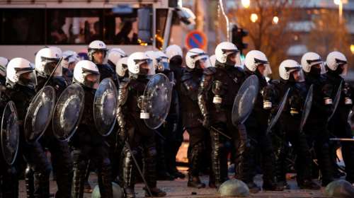 Χάος στις Βρυξέλλες σε διαδήλωση κατά των μέτρων για τον κορονοϊό - Κροτίδες και δακρυγόνα [εικόνες]