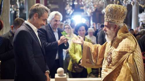 Ο Κυριάκος Μητσοτάκης στη Θεία Λειτουργία της πρώτης Αναστάσεως στην Τήνο [εικόνες]