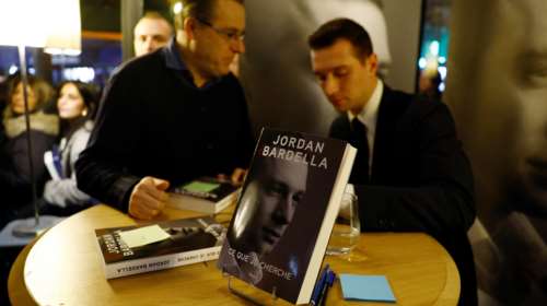 Σόου από το πρωτοπαλίκαρο της Λε Πεν την ώρα που έπεφτε η κυβέρνηση: Ο Μπαρντελά υπέγραφε το βιβλίο του και έβγαζε σέλφι