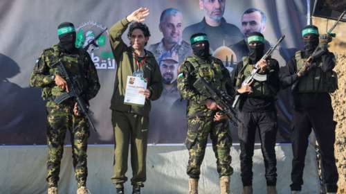 Σε εξέλιξη η απελευθέρωση ομήρων στη Γάζα: Η Χαμάς παρέδωσε τρεις άντρες στο Ισραήλ