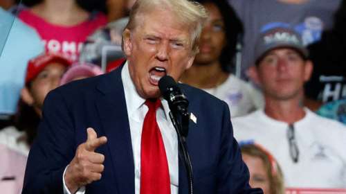 Ο Ντόναλντ Τραμπ πουλάει τρέλα και στηρίζει τον Μπάιντεν: Οι Δημοκρατικοί τον εκδίωξαν και τώρα λένε ότι τον αγαπάνε