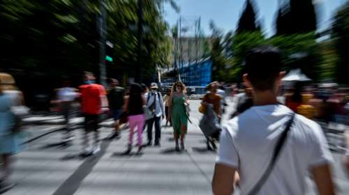 Ανάλυση Financial Times: Γιατί οι Έλληνες είναι οι φτωχότεροι της ευρωζώνης την ώρα που η οικονομία έχει καλές επιδόσεις