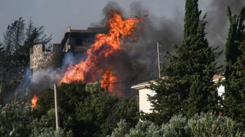 Ανεξέλεγκτη η φωτιά στην Αχαΐα: 14 άνθρωποι μεταφέρθηκαν στο νοσοκομείο