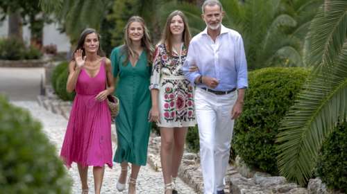 Λετίσια εκτός γραμμής: Η μυστική επίσκεψη με τις κόρες της στη Μαγιόρκα - Το εκδρομικό look που δεν έχουμε ξαναδεί