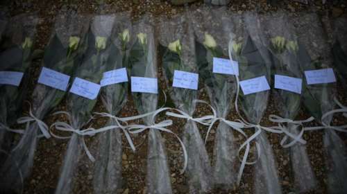 Τέμπη: Σε κλίμα συγκίνησης το τρισάγιο για τα 57 θύματα της τραγωδίας – &quot;Είναι ξεκάθαρη συγκάλυψη&quot; [εικόνες]