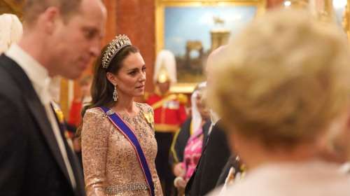 Το &quot;θέατρο&quot; της Κέιτ Μίντλετον στις τελευταίες δημόσιες εμφανίσεις της: Χαλαρή, άνετη αλλά με ψεύτικο χαμόγελο