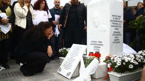 Σπάραξε η μητέρα της Κυριακής Γρίβα - Τραγούδησε το &quot;Τακούνια για καρφιά&quot; μπροστά στο μνημείο για την κόρη της [βίντεο]