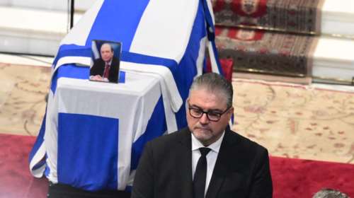 Συγκινημένος δίπλα στη σορό του Κώστα Σημίτη ο σωματοφύλακάς του, Θανάσης Φιλιππόπουλος [εικόνες]