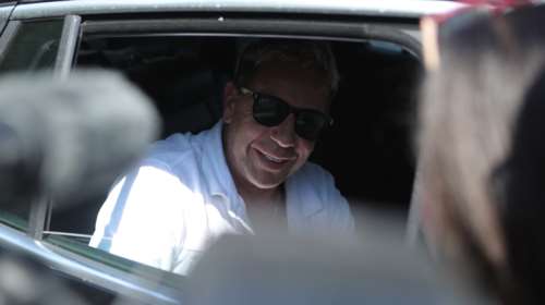 Μαζωνάκης: "Οι αδερφές του απειλούσαν τον γιατρό με μηνύσεις" - Τι αποκάλυψε ο δικηγόρος του τραγουδιστή