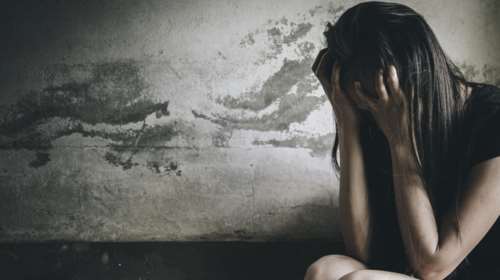 Φρίκη για 32χρονη στο Διδυμότειχο: Ο σύντροφός της την κρατούσε φυλακισμένη, τη χτυπούσε και τη βίαζε