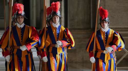 Νεαροί, Ελβετοί, Καθολικοί: Οι ελίτ στρατιώτες της Φρουράς που φυλάνε τον Πάπα - Ο μικρότερος στρατός του κόσμου