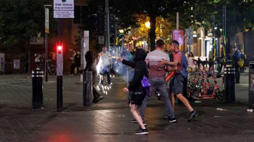 Βρετανία: Συνεχίζονται τα επεισόδια μετά τη δολοφονία των τριών κοριτσιών - Πάνω από 90 συλλήψεις