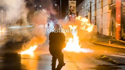Νύχτα επεισοδίων σε Αθήνα και Θεσσαλονίκη: Εκαψαν λεωφορεία στη Γεωπονική, μολότοφ και πέτρες στο ΑΠΘ [βίντεο]