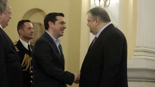 Διαψεύδουν τη συγγνώμη Τσίπρα σε Βενιζέλο για τη Novartis: Οργή Βαξεβάνη και Ν. Μωραΐτη - &quot;Δεν αξίζει τέτοια ντροπή&quot;