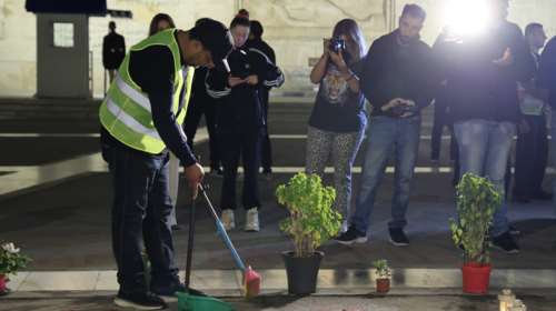 Ο Πάνος Ρούτσι καθάρισε το αυτοσχέδιο μνημείο στον Άγνωστο Στρατιώτη