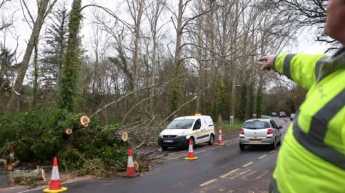 Βρετανία: Τουλάχιστον 9 νεκροί από την κακοκαιρία &quot;Γιούνις&quot; - 400.000 σπίτια χωρίς ρεύμα και μεγάλες καταστροφές [Εικόνες, Βίντεο]