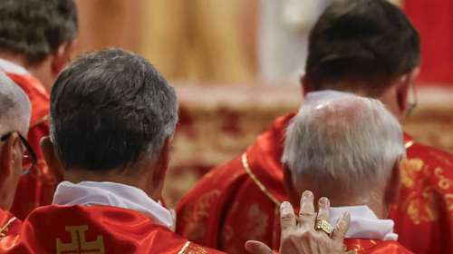 Live: Έκλεισαν τις πόρτες στην Καπέλα Σιστίνα οι καρδινάλιοι για να εκλέξουν τον νέο Πάπα - Πότε θα βγει ο καπνός