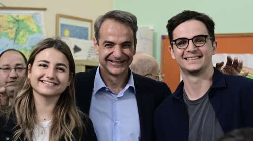 Ο Κυριάκος Μητσοτάκης τρολάρει τον γιο του: &quot;Ελπίζω να σκέφτεται μόνο τους σταυρούς&quot;