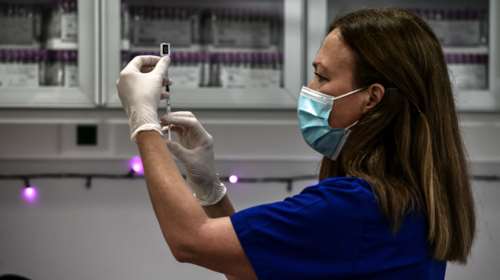 Σύσταση Δημόπουλου: Η τρίτη δόση μειώνει κατά 95% την πιθανότητα μόλυνσης - Κάντε τη το συντομότερο