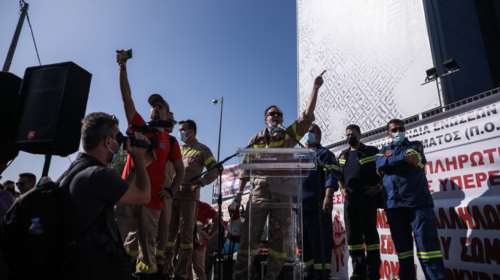 Κλειστή η λεωφόρος Κηφισίας: Συγκέντρωση εποχικών δασοπυροσβεστών έξω από το υπουργείο Πολιτικής Προστασίας [εικόνες]