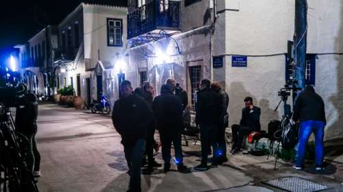 "Εθνικό σχέδιο για το ελληνικό όνειρο", η πρόταση Κασσελάκη  με τζάκι και ροτόντες - Οι απουσίες και οι αργοπορημένοι