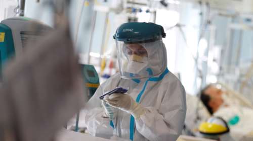 Επίταξη γιατρών: Θα γίνει τη Δευτέρα αν χρειαστεί, διαμηνύει η κυβέρνηση - Ενδεχόμενο νέων μέτρων για ανεμβολίαστους
