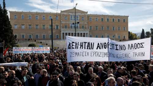 Politico: Ο Μητσοτάκης αντί να προετοιμάζει εκλογές, βρίσκεται αντιμέτωπος με διαδηλώσεις, μολότοφ και οργή για τα Τέμπη