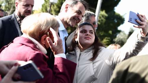 Μητσοτάκης: &quot;Οι τιμές θα πέσουν&quot; - Η συζήτηση με πολίτες σε καφέ για την ακρίβεια, μετά την επίσκεψη στον Δημόκριτο