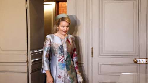 Το φλοράλ μαντό της βασίλισσας: Η Ματθίλδη του Βελγίου επισκίασε τη Μπριζίτ Μακρόν λίγο πριν φύγει από τη Γαλλία