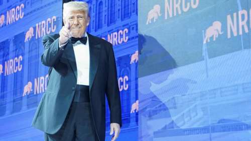 &quot;Μου τηλεφωνούν χώρες και μου φιλάνε τον κ@λο για μια συμφωνία&quot;: Προκαλεί χυδαία ο Τραμπ για τους δασμούς