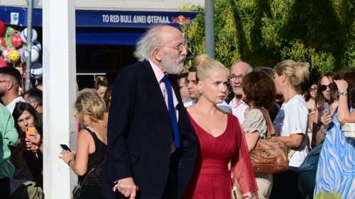 Αλέξανδρος Λυκουρέζος: Η εμφάνιση με την κατά πολλές δεκαετίες νεότερη σύντροφό του στον γάμο της Θεοδώρας