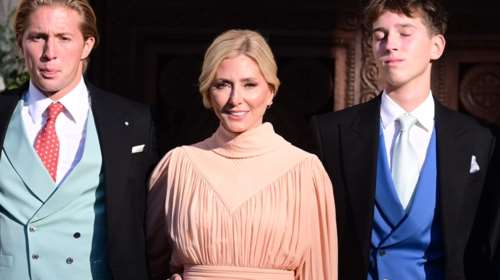 Mαρί Σαντάλ: Περήφανη μαμά με τους τέσσερις γιους της στην Μητρόπολη - Το αρχαιοελληνικό dusty pink φόρεμα