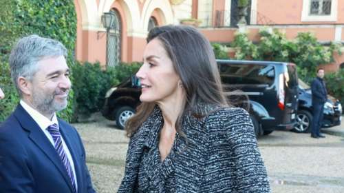 Βασίλισσα Λετίσια: Ο ορισμός της κομψότητας με μπουκλέ ταγιέρ και ασορτί παλτό στη Ρώμη - Επισκίασε τις Ιταλίδες