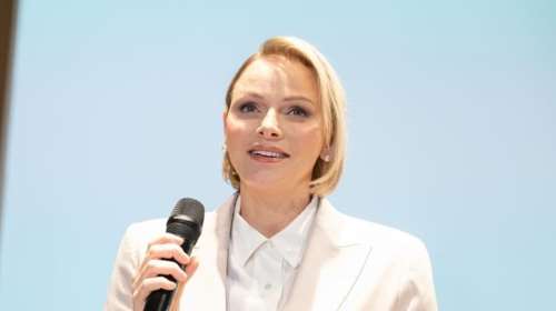 Royal barbie η Σαρλίν στο Μονακό: Το ροζ κοστούμι που ανέδειξε ως το απόλυτο office look