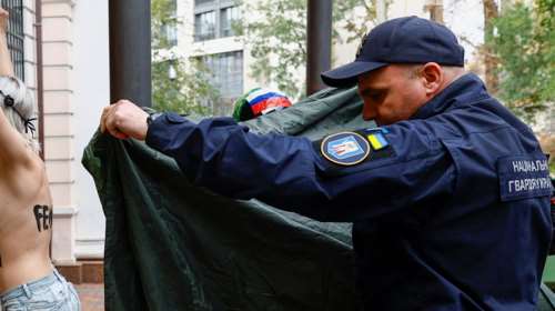 Ουκρανία: Γυμνή διαμαρτυρία της Femen στη πρεσβεία του Ιράν γιατί εφοδιάζει με όπλα τη Ρωσία