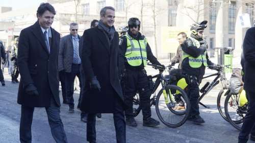 25η Μαρτίου: Κυριάκος Μητσοτάκης και Τριντό μαζί στη μεγάλη παρέλαση στο Μόντρεαλ [εικόνες]