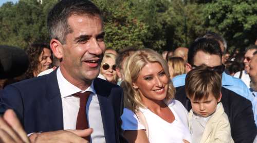 Δήμος Μπακογιάννης: Απολαμβάνει το σουβλάκι του στην παραλία με την παρέα του - Η φωτογραφία που τράβηξε ο πατέρας του