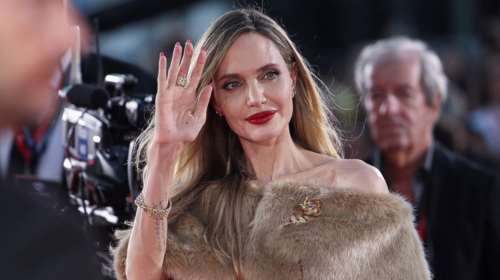 Αντζελίνα Τζολί: Η εμφάνιση στο κόκκινο χαλί με πέδιλα με φιάπα από αλυσίδα οικονομικής μόδας αξίας 39.95 ευρώ