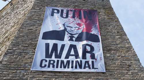 Δύο χρόνια φυλακή σε Ρωσίδα επειδή προσέβαλε τους νεκρούς γονείς του Πούτιν