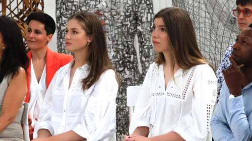 Κομψές πριγκίπισσες στα λευκά: Σαν δίδυμες η Λεονόρ και η Σοφία - Η κούκλα διάδοχος και η πανύψηλη αδελφή της