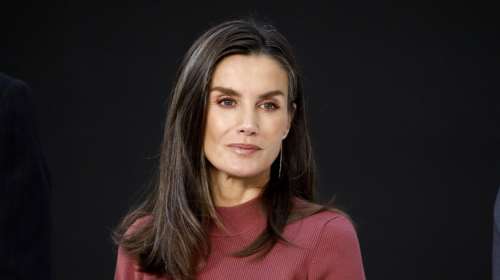 Βασίλισσα Λετίσια: Στους δρόμους της Μαδρίτης με το τέλειο office look - Το απίθανο βουργουνδί πλεκτό φόρεμα