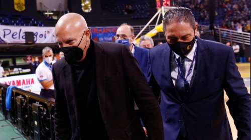 Ο Νίκος Γκάλης επέστρεψε μετά από 28 χρόνια στο Αλεξάνδρειο  - Η αποθέωση του θρύλου του ελληνικού μπάσκετ [βίντεο]