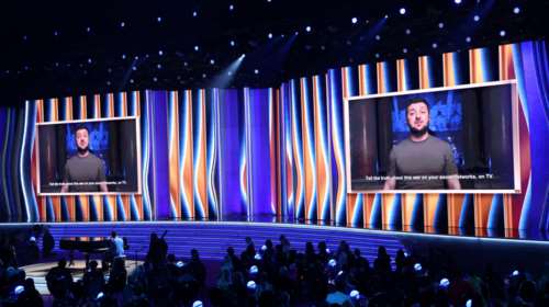 Μήνυμα Ζελένσκι στα βραβεία Grammy: &quot;Οι μουσικοί μας φορούν αλεξίσφαιρα γιλέκα αντί για σμόκιν&quot;