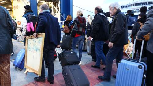 Ξεκίνησε η έξοδος των εκδρομέων για το Πάσχα - Με 70% πληρότητα αναχωρούν τα πλοία από τα λιμάνια [βίντεο]