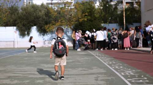 Λαμία: Δάσκαλος χτύπησε με μπουνιές και κλωτσιες πατέρα μαθητή σε δημοτικό σχολείο [βίντεο]