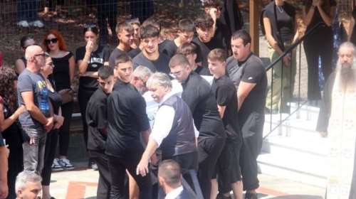 Βέροια: Βουβός πόνος στην κηδεία του Γιάννη - Στην αγκαλιά των μαυροφορεμένων φίλων του στην τελευταία του κατοικία