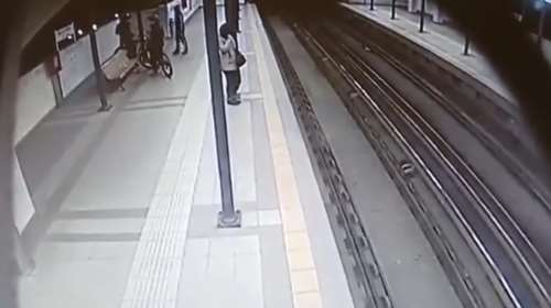 Αττική: Συμμορία ανηλίκων απειλούσε με μαχαίρια πολίτες και άρπαζε αλυσίδες από τον λαιμό τους [βίντεο]