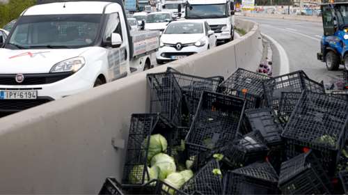Γέμισε με λάχανα η Αθηνών-Κορίνθου μετά από ανατροπή νταλίκας - Εμεινε κλειστή για 4 ώρες [εικόνες]
